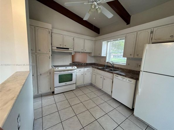316 Briarwood Cir 417, Hollywood FL 33024