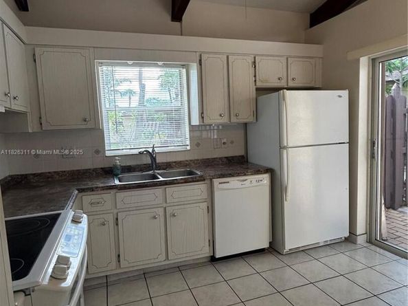 316 Briarwood Cir 417, Hollywood FL 33024