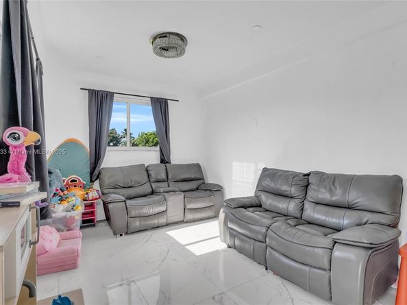 2930 NW 90th St, Miami FL 33147