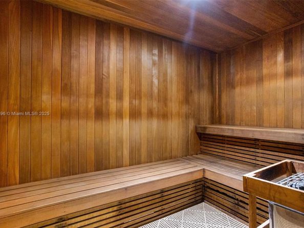 690 SW 1st Ct 1213, Miami FL 33130