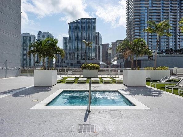 690 SW 1st Ct 1213, Miami FL 33130