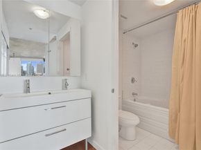 690 SW 1st Ct 1213, Miami FL 33130