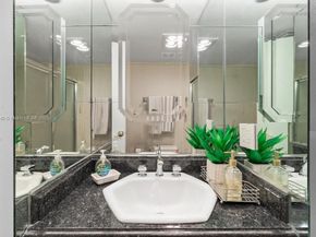 520 Brickell Key Dr A1616, Miami FL 33131