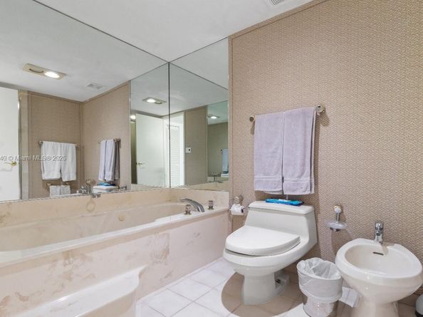 520 Brickell Key Dr A1616, Miami FL 33131