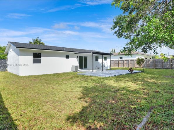 439 SW 17th Ter, Homestead FL 33030