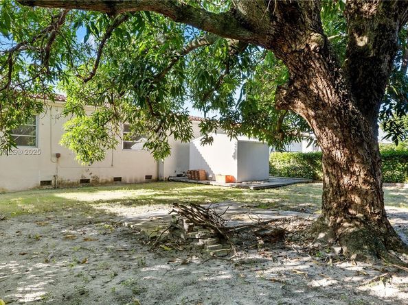 5611 SW 6th St, Miami FL 33134