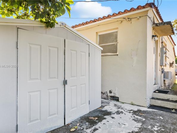 5611 SW 6th St, Miami FL 33134