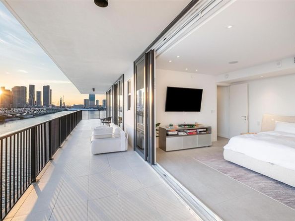 1000 Venetian Way 1004, Miami FL 33139