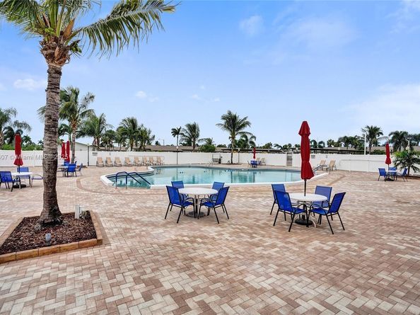 2921 W Crosley Dr W E, West Palm Beach FL 33415