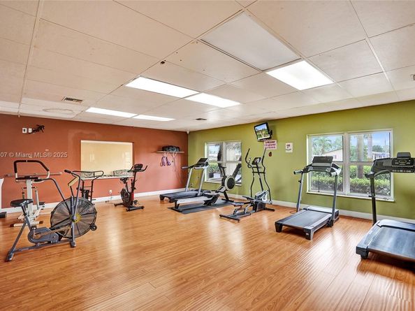 2921 W Crosley Dr W E, West Palm Beach FL 33415