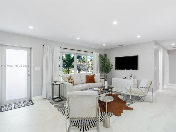 2560 SE 9th St, Pompano Beach FL 33062