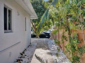 2560 SE 9th St, Pompano Beach FL 33062
