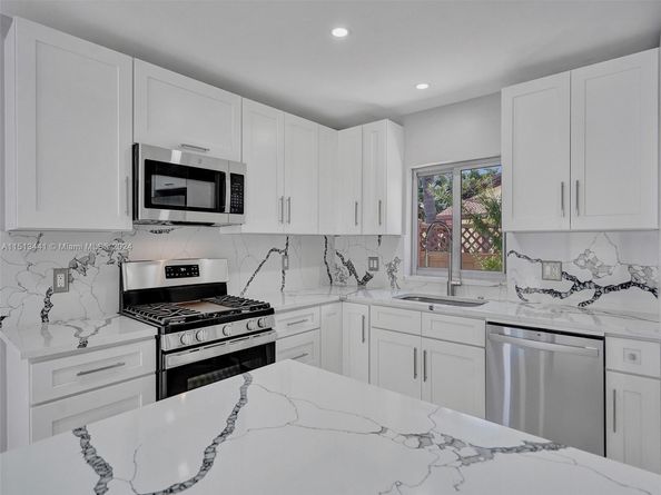 2560 SE 9th St, Pompano Beach FL 33062