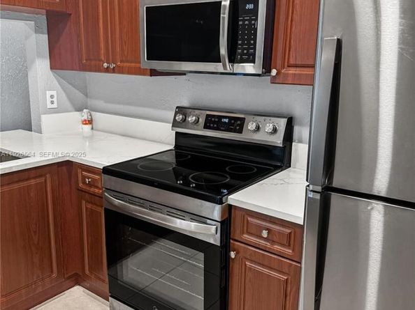 10313 NW 8th St 205, Pembroke Pines FL 33026