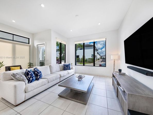 8120 NW 43rd St, Doral FL 33166