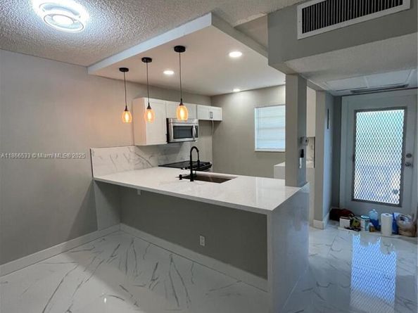 5102 NW 36th St 605, Lauderdale Lakes FL 33319