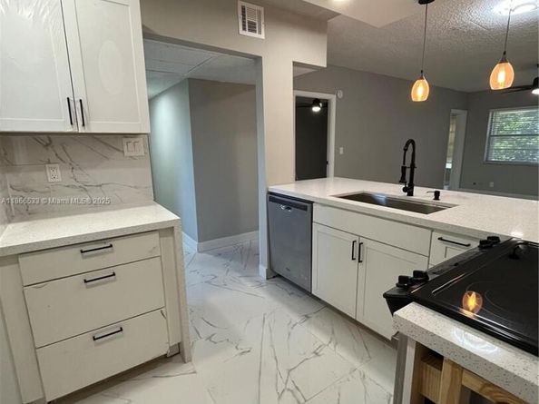 5102 NW 36th St 605, Lauderdale Lakes FL 33319