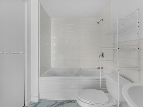 690 SW 1 Ct PHII 19, Miami FL 33130