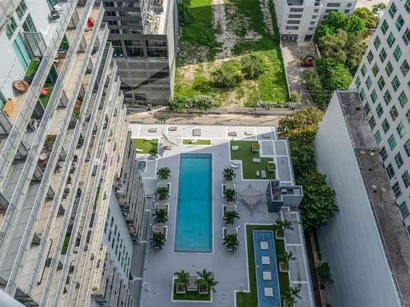 690 SW 1 Ct PHII 19, Miami FL 33130