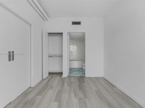 690 SW 1 Ct PHII 19, Miami FL 33130