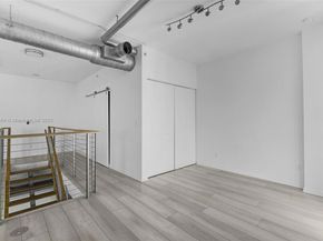 690 SW 1 Ct PHII 19, Miami FL 33130
