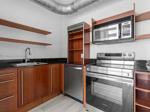 690 SW 1 Ct PHII 19, Miami FL 33130