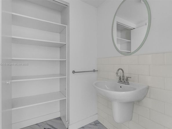 690 SW 1 Ct PHII 19, Miami FL 33130