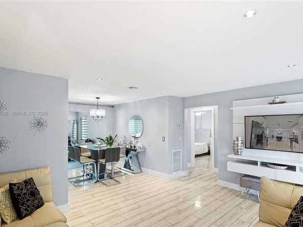 821 N 73rd Ter, Hollywood FL 33024