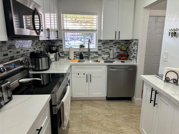 8021 N Sunrise Lakes Dr 101, Sunrise FL 33322
