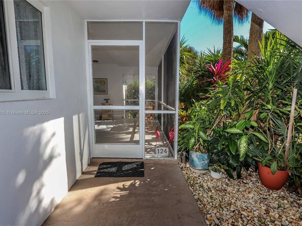 580 Egret Dr 124, Hallandale Beach FL 33009