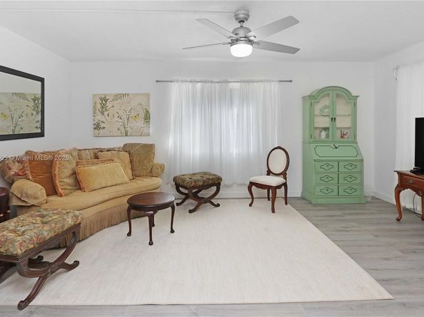 580 Egret Dr 124, Hallandale Beach FL 33009