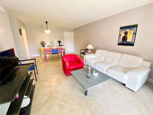 2990 NE 16th Ave 204, Oakland Park FL 33334