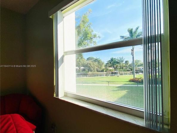 2990 NE 16th Ave 204, Oakland Park FL 33334