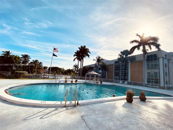 2990 NE 16th Ave 204, Oakland Park FL 33334