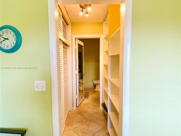 2990 NE 16th Ave 204, Oakland Park FL 33334