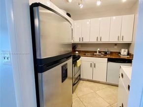 2990 NE 16th Ave 204, Oakland Park FL 33334