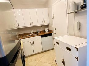2990 NE 16th Ave 204, Oakland Park FL 33334