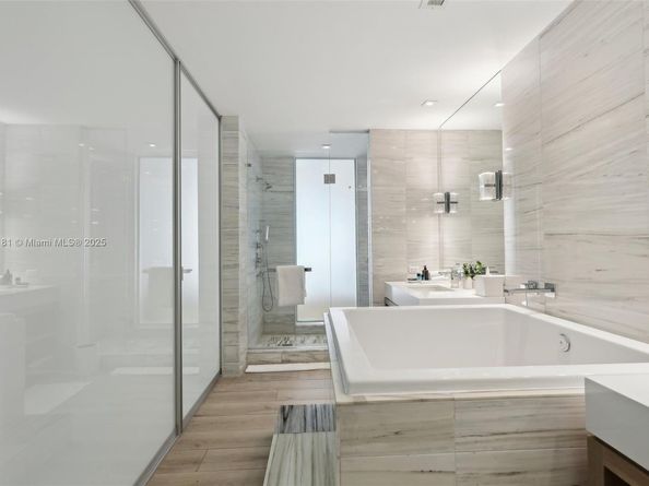 2201 Collins Ave 336, Miami Beach FL 33139