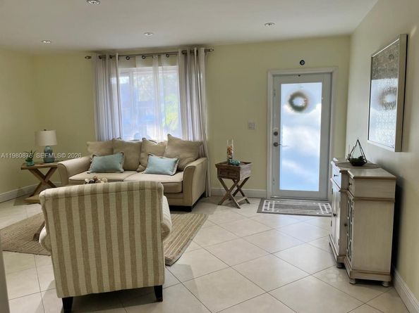 685 W 77th St, Hialeah FL 33014