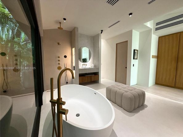 Undisclosed Address #A11923668, Miami FL 33138