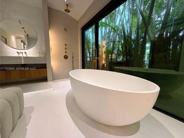 Undisclosed Address #A11923668, Miami FL 33138