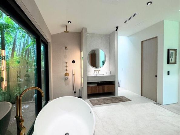 Undisclosed Address #A11923668, Miami FL 33138