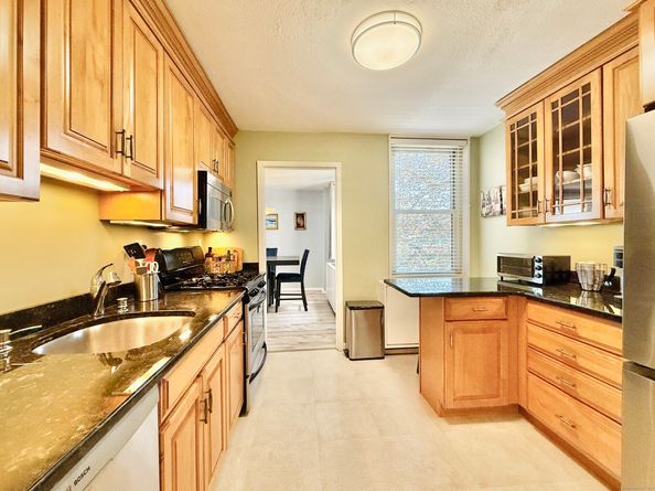 1 Strawberry Hill Court APT 1A, Stamford CT 06902