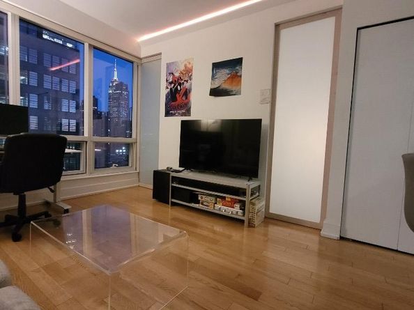 350 West 42nd Street 17i, New York NY 10036