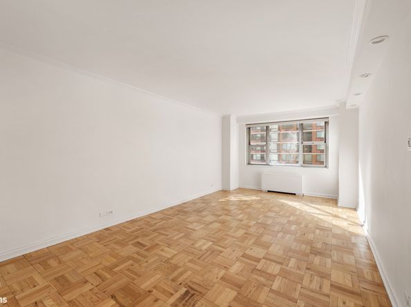 300 East 40th Street 12P, New York NY 10016