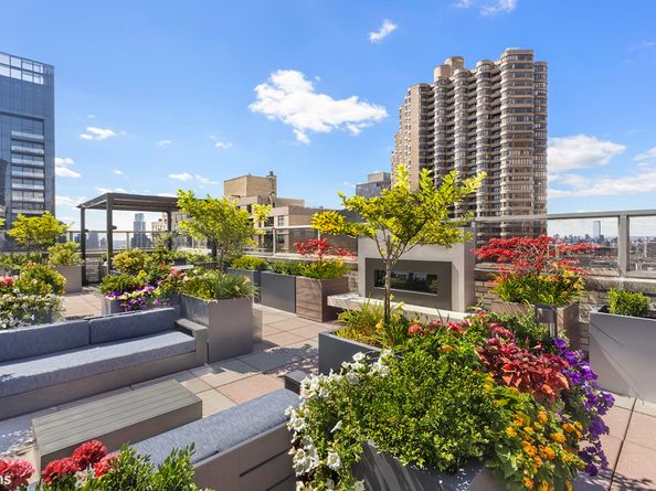 300 East 40th Street 16K, New York NY 10016