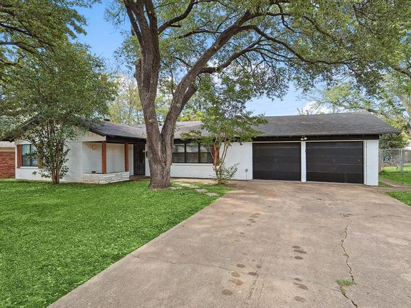 2120  Nottingham Boulevard , Fort Worth Texas 76112