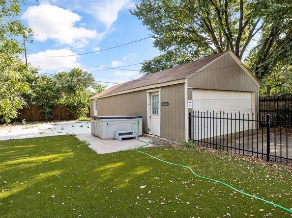 2701  Benbrook Boulevard , Fort Worth Texas 76109