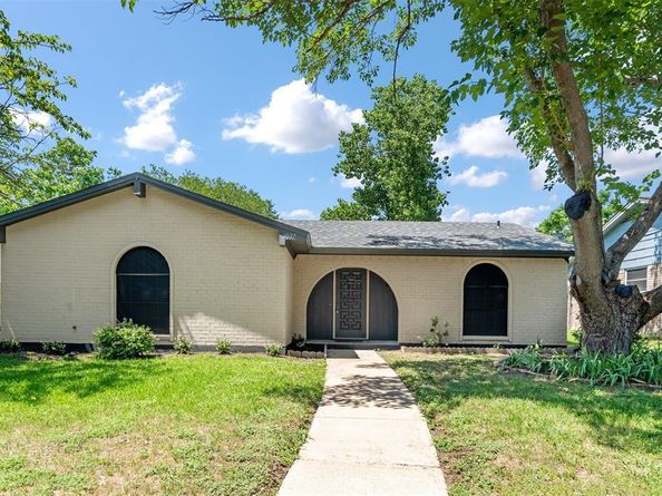 1037  Alicia Lane , Lancaster Texas 75134