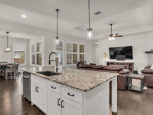 1323  English Setter Drive , Arlington Texas 76005